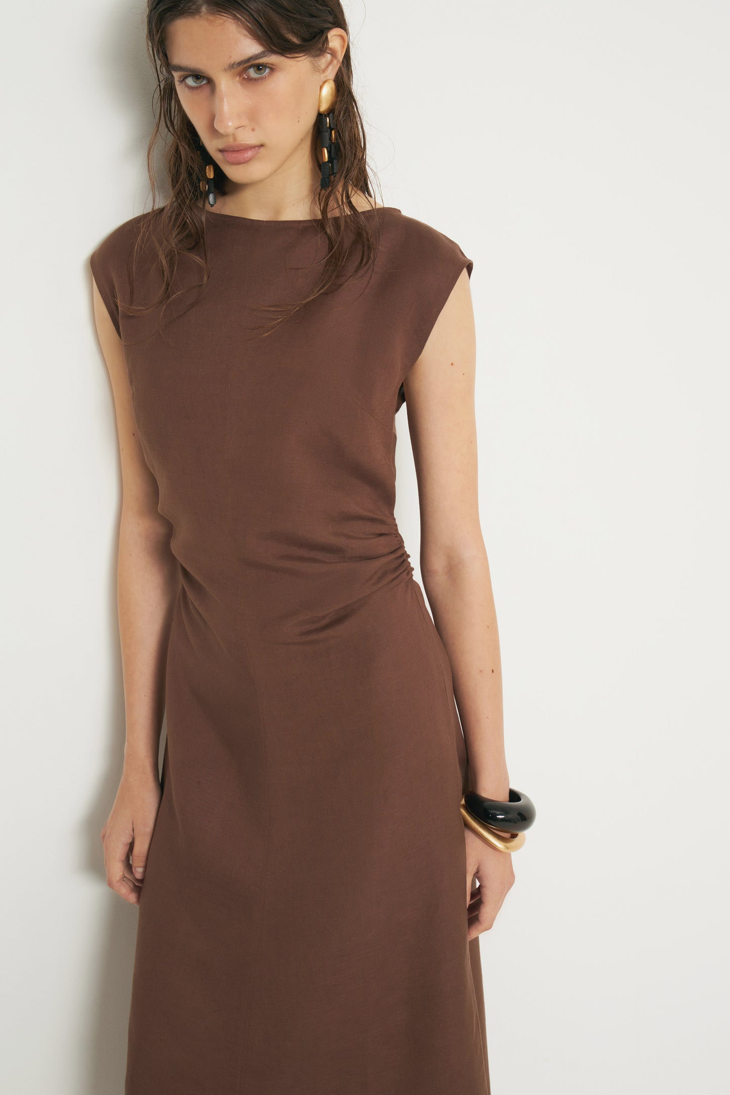DARK BROWN